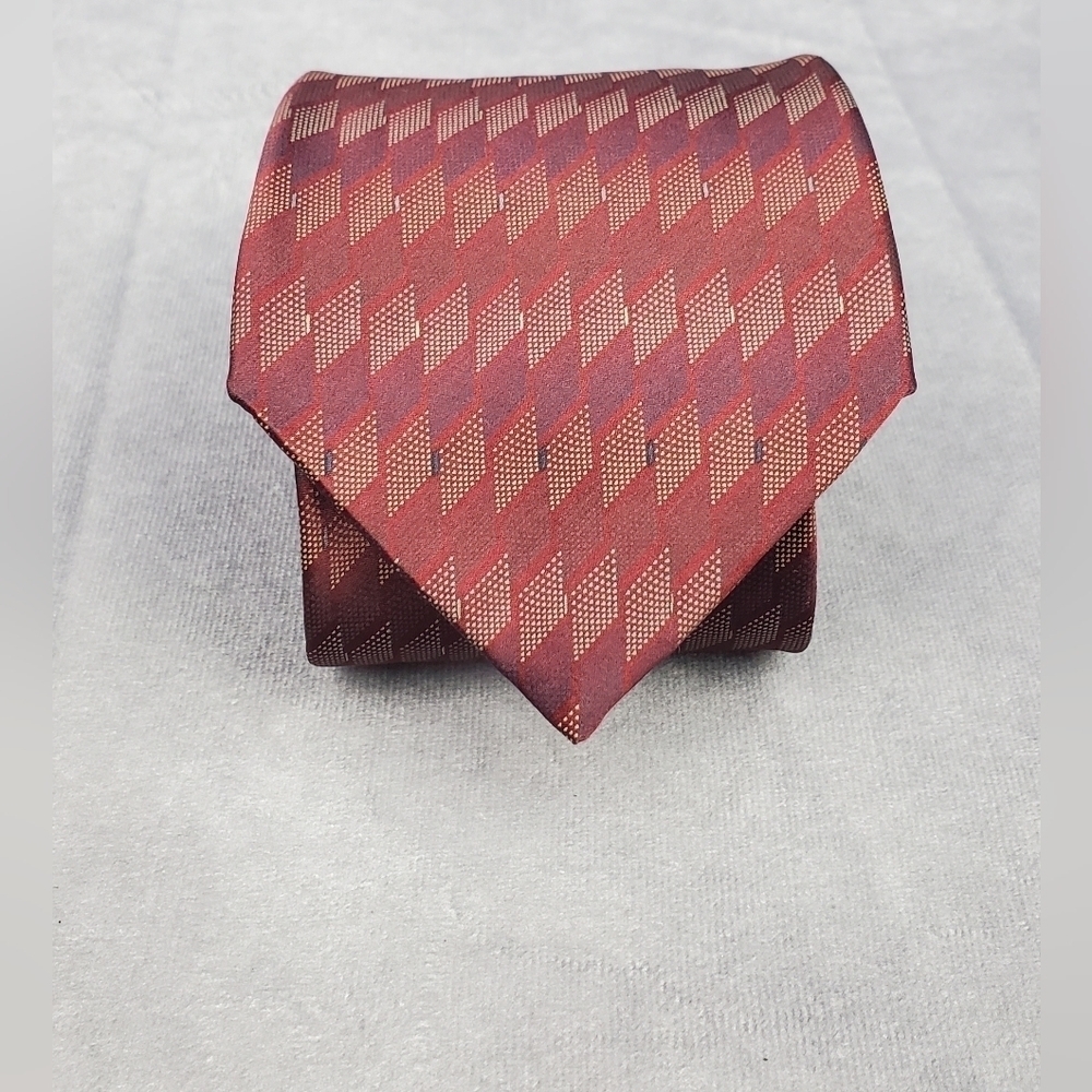 DKNY Men’s Silk Tie Burgundy Geometric pattern